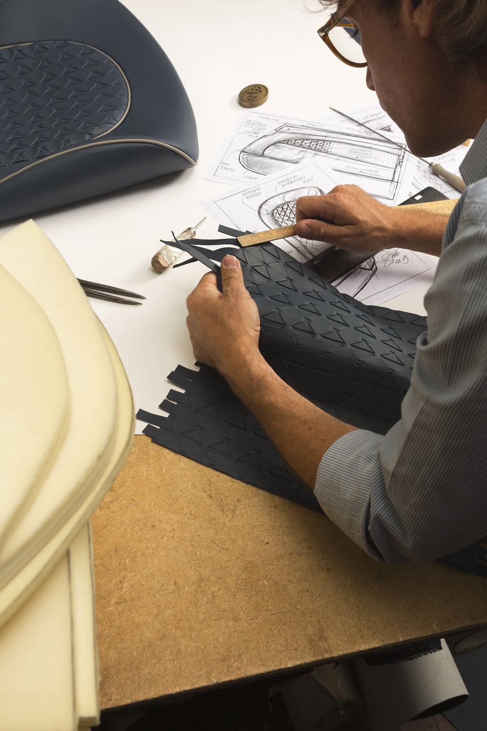 Master artisan working on Mosaico crafted interiors - Serapian