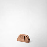 Detail view: The MINI SECRET CLUTCH BAG IN MOSAICO is shown against a white studio background. Visible are the sandalwood-colored Mosaico weave, distinctive clasp, and “SERAPIAN” lettering.