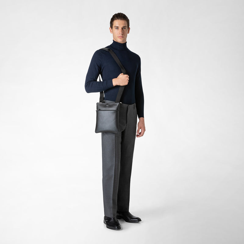 Flat messenger in evoluzione leather - eclipse black
